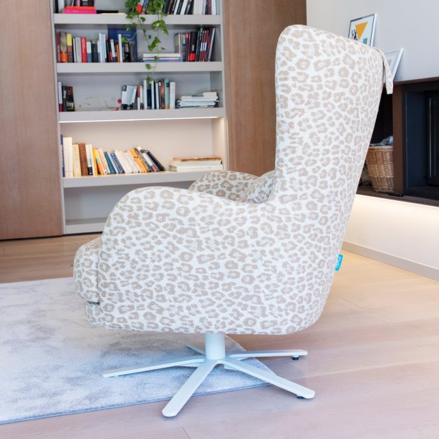 Fama Kylian swivel comfy chair