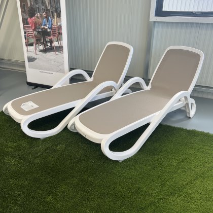 2 x Nardi Alfa outdoor sun loungers in bianco/tortora 2 x Nardi Alfa outdoor sun loungers in bianco/tortora