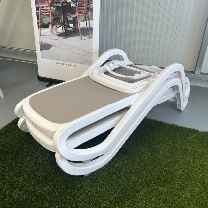 2 x Nardi Alfa outdoor sun loungers in bianco/tortora 2 x Nardi Alfa outdoor sun loungers in bianco/tortora