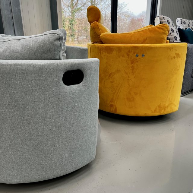 Fama moon 2025 chair