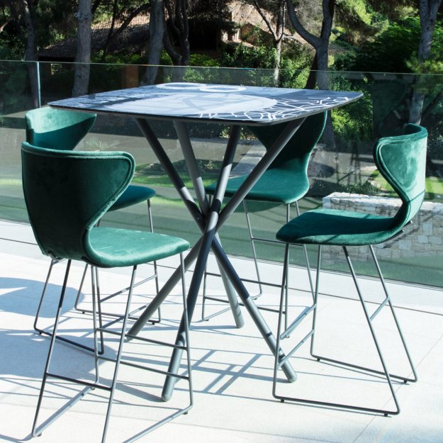 Fama Burt high table barstools