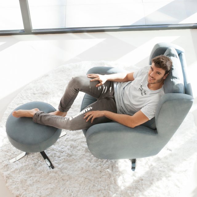 Fama Romeo swivel chair with footstool