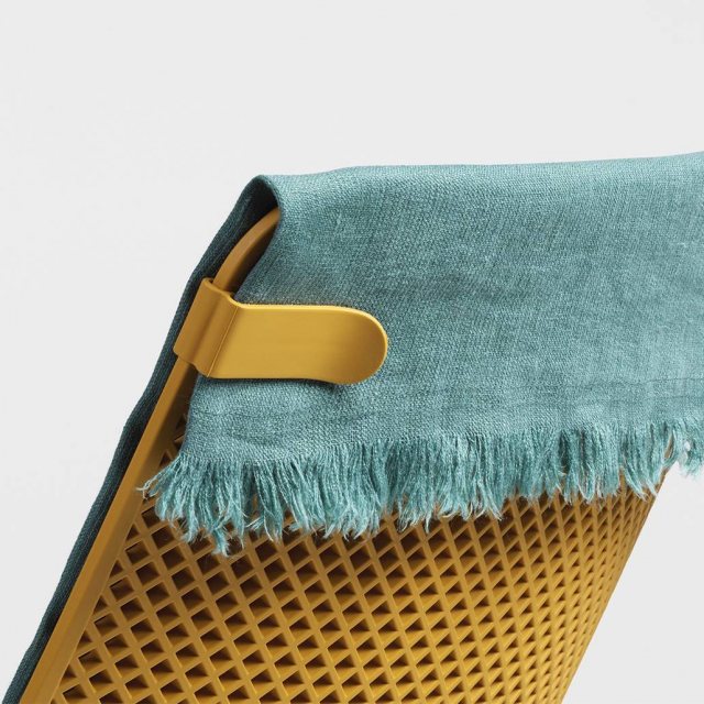 Nardi Net lounge armchair towel clip detail