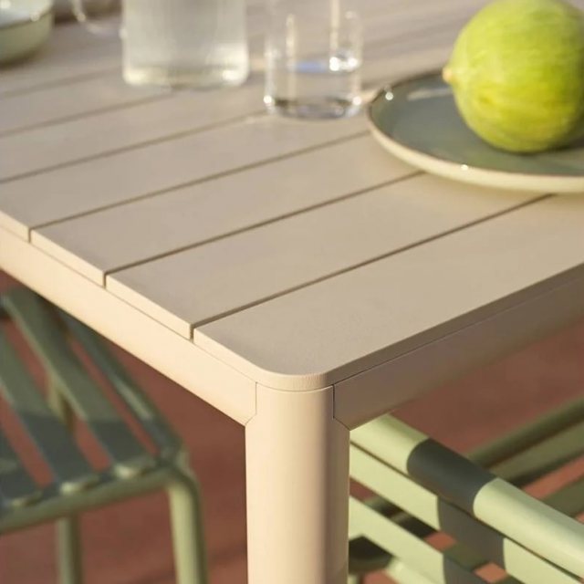 Nardi Tevere outdoor garden table with rounded corners