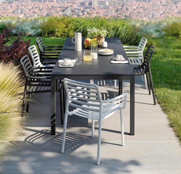 Nardi Rio 140 extending dining set with Doga dining armchairs in bianco and antracite