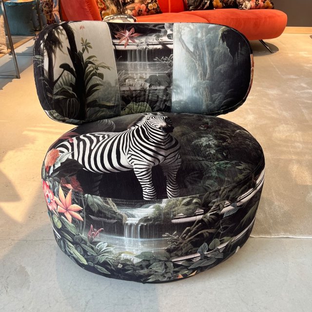 Feature chair for lounge