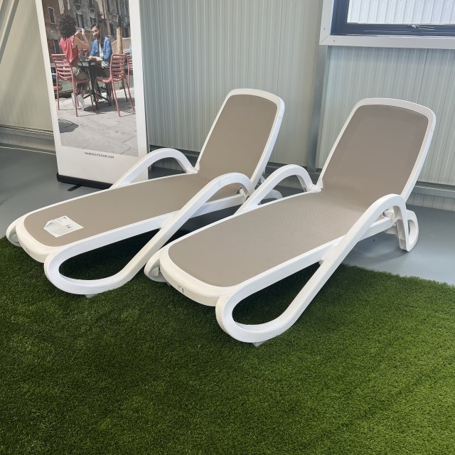 stock Nardi Alfa outdoor sun lounger in white & tortora seat