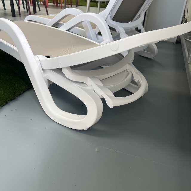 Nardi Alfa outdoor sun lounger in bianco/tortora